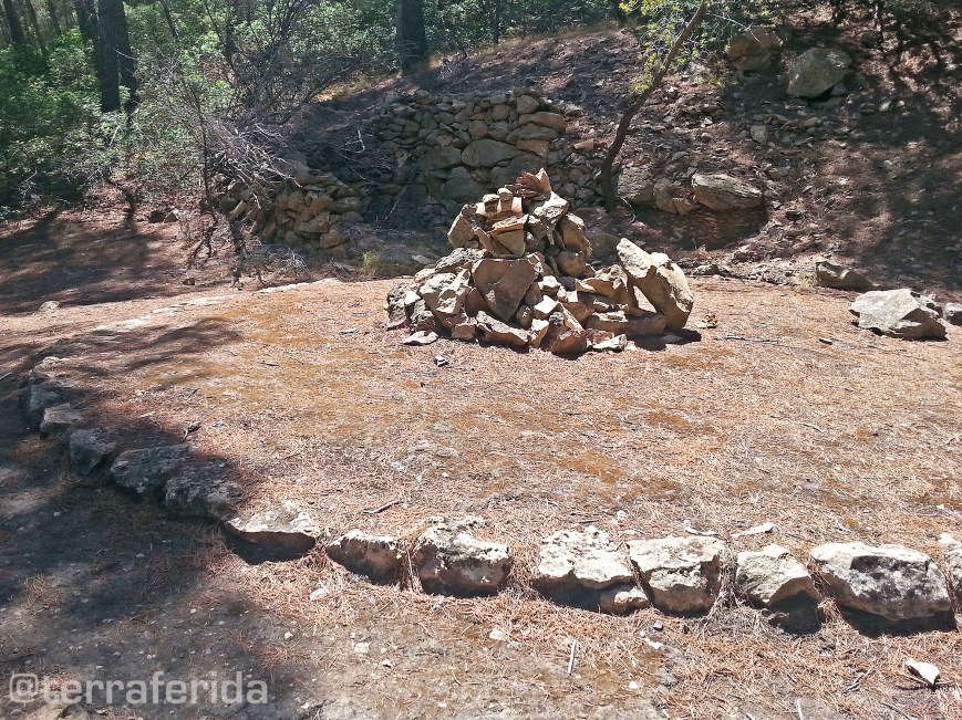 Barraca de carboner desmuntada